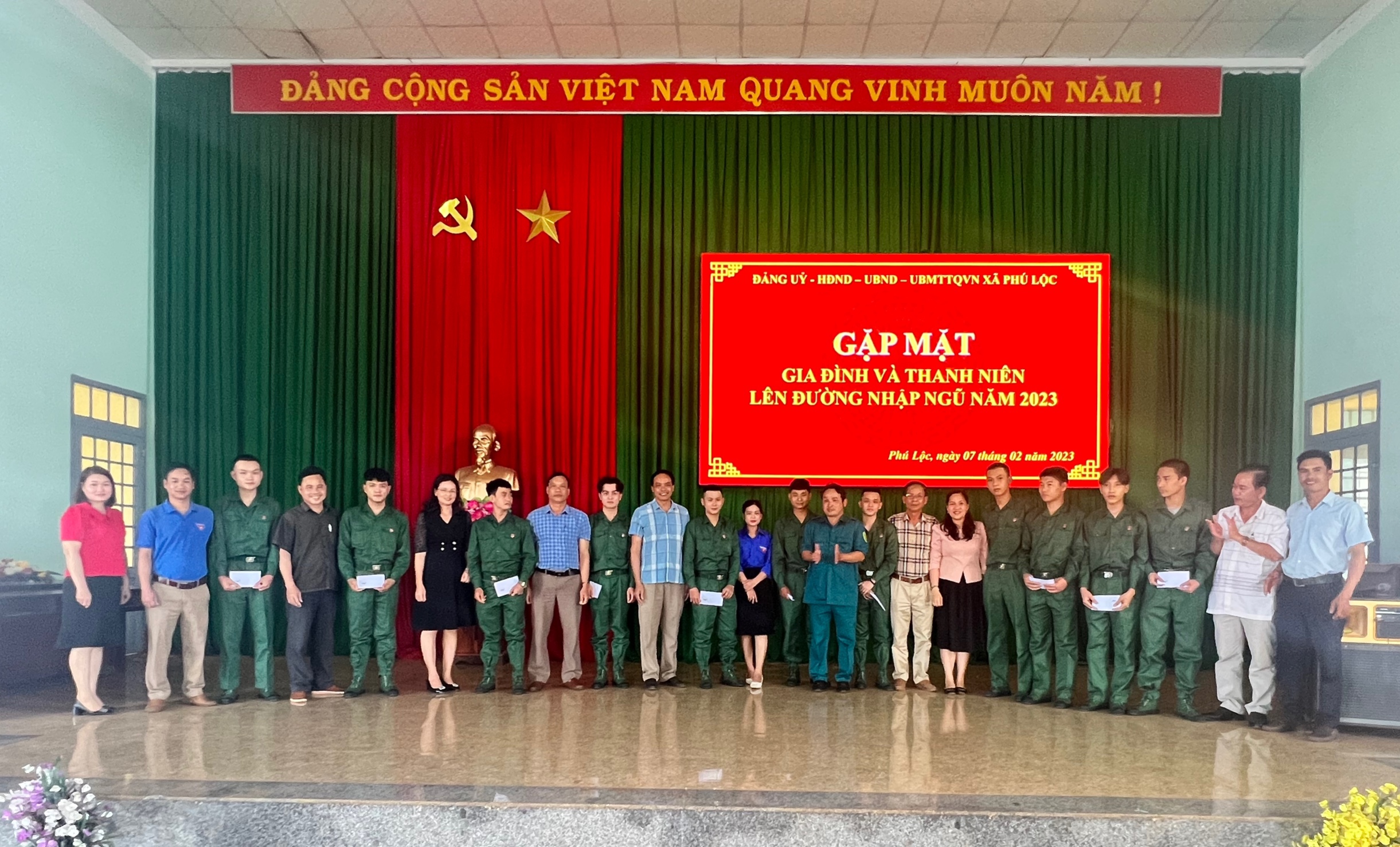 Xã Phú Lộc tổ chức gặp mặt gia đình và thanh niên nhập ngũ năm 2023